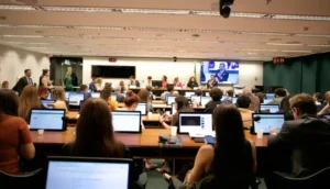 Câmara debate fim da escala 6x1 e impacto em pequenos negócios