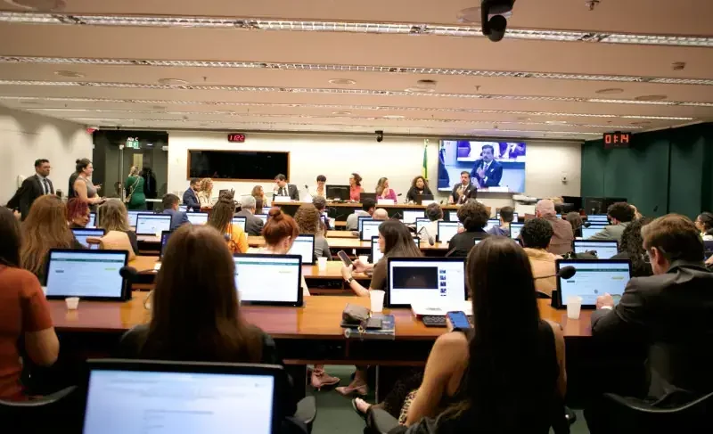 Câmara debate fim da escala 6x1 e impacto em pequenos negócios