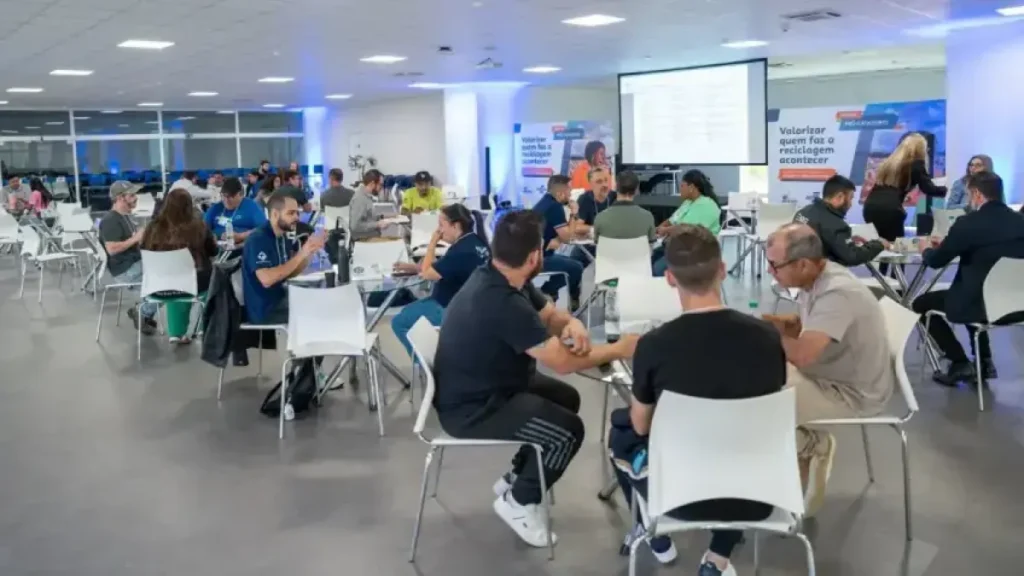 Cooperativas de catadores fecham negócios com 14 empresas em Curitiba