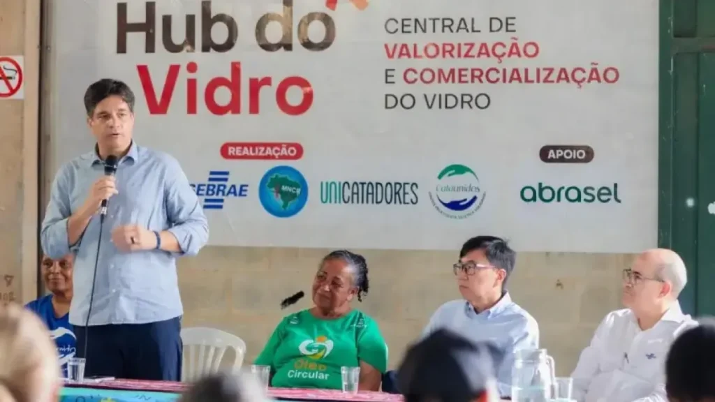 Projeto transforma vidro em renda para catadores